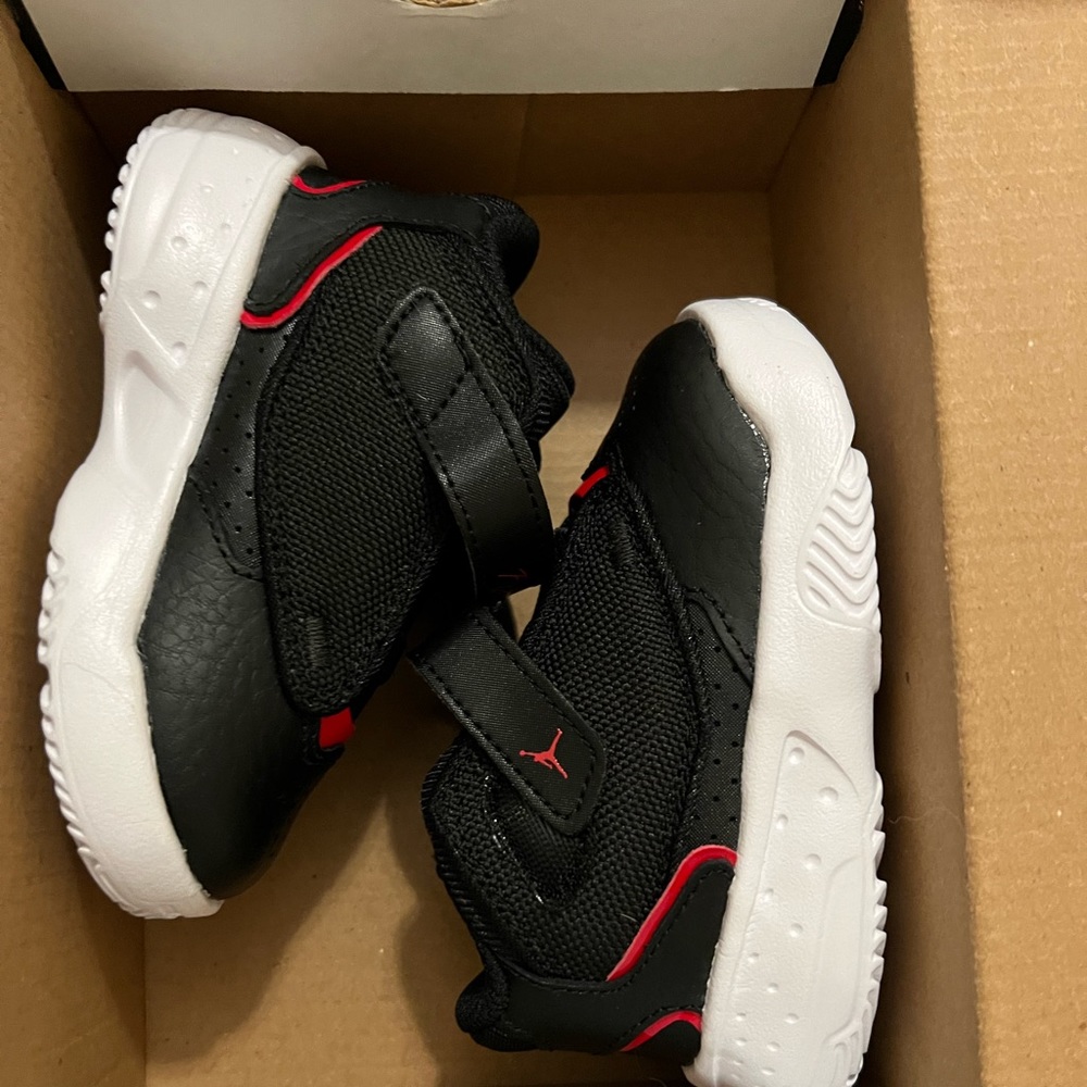 Air Jordan  max aura 4 / 6c toddler